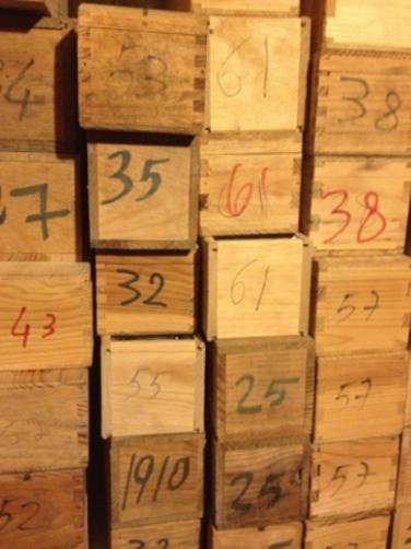 502.502._var_www_vhosts_pokermoscow.ru_images_blogs_it39s_pokergravity_vintage_wine_bottle_cases-thumb-300x400-180512.jpg