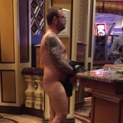 Голый мужчина пытался поиграть в покер в казино Лас-Вегаса