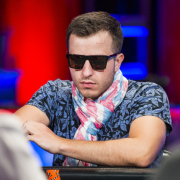 Артём Металиди бьётся за попадание на финальный стол Главного события WSOP Артём Металиди бьётся за попадание на финальный стол Главного события WSOP