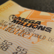 Сорванный джекпот американской лотереи Mega Millions едва не дотянул до мирового рекорда