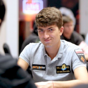 В Главном событии Caribbean Poker Party намечается оверлей и лидирует Дмитрий Урбанович В Главном событии Caribbean Poker Party намечается оверлей и лидирует Дмитрий Урбанович
