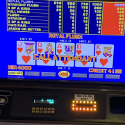 Покер-про вылетел из мейн-ивента WSOP-C и собрал ройял-флеш в слотах Покер-про вылетел из мейн-ивента WSOP-C и собрал ройял-флеш в слотах