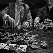 В Канзасе бывшего полицейского судят за укрывательство нелегальной покерной игры