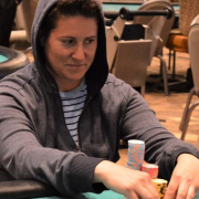 Ванесса Селбст в очередной раз вернулась в покер и может выиграть турнир WPT
