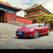 В бортовых компьютерах китайских электромобилей Tesla появятся покерные игры