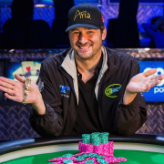 Флойд Мейвезер сыграл в покер пачками денег, а Фил Хельмут собрал $17,500 на благотворительность