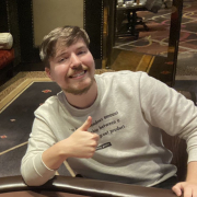 Звезда Youtube Джимми «MrBeast» Дональдсон осваивает покер по высоким ставкам