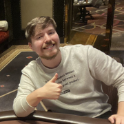 Звезда Youtube Джимми «MrBeast» Дональдсон осваивает покер по высоким ставкам Звезда Youtube Джимми «MrBeast» Дональдсон осваивает покер по высоким ставкам