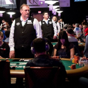 На WSOP дилер позволил игроку отдать стек оппоненту На WSOP дилер позволил игроку отдать стек оппоненту