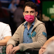 Корай Алдемир — чиплидер финального стола мейн-ивента WSOP 2021 Корай Алдемир — чиплидер финального стола мейн-ивента WSOP 2021