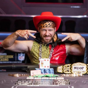 Дэн Кейтс в костюме рестлера выиграл чемпионат игроков WSOP второй год подряд Дэн Кейтс в костюме рестлера выиграл чемпионат игроков WSOP второй год подряд
