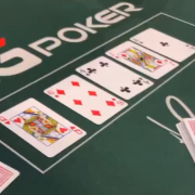 Безумный олл-ин на WSOP: карманные тузы, дамы и две пары королей Безумный олл-ин на WSOP: карманные тузы, дамы и две пары королей