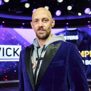 Стивен Чидвик выиграл серию Poker Masters и получил пурпурный смокинг Стивен Чидвик выиграл серию Poker Masters и получил пурпурный смокинг
