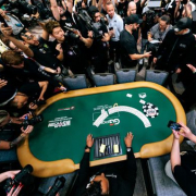 На баббле мейн-ивента WSOP большой стек вылетел с KK против AA На баббле мейн-ивента WSOP большой стек вылетел с KK против AA