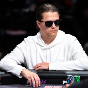 Никлас «Lena900» Астедт — чиплидер финального стола ME WSOP Никлас «Lena900» Астедт — чиплидер финального стола ME WSOP
