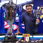 Уилл Уоткинс выиграл рекордный Grosvenor Poker Goliath после сделки в 9-макс (166,070 фунтов) Уилл Уоткинс выиграл рекордный Grosvenor Poker Goliath после сделки в 9-макс (166,070 фунтов)